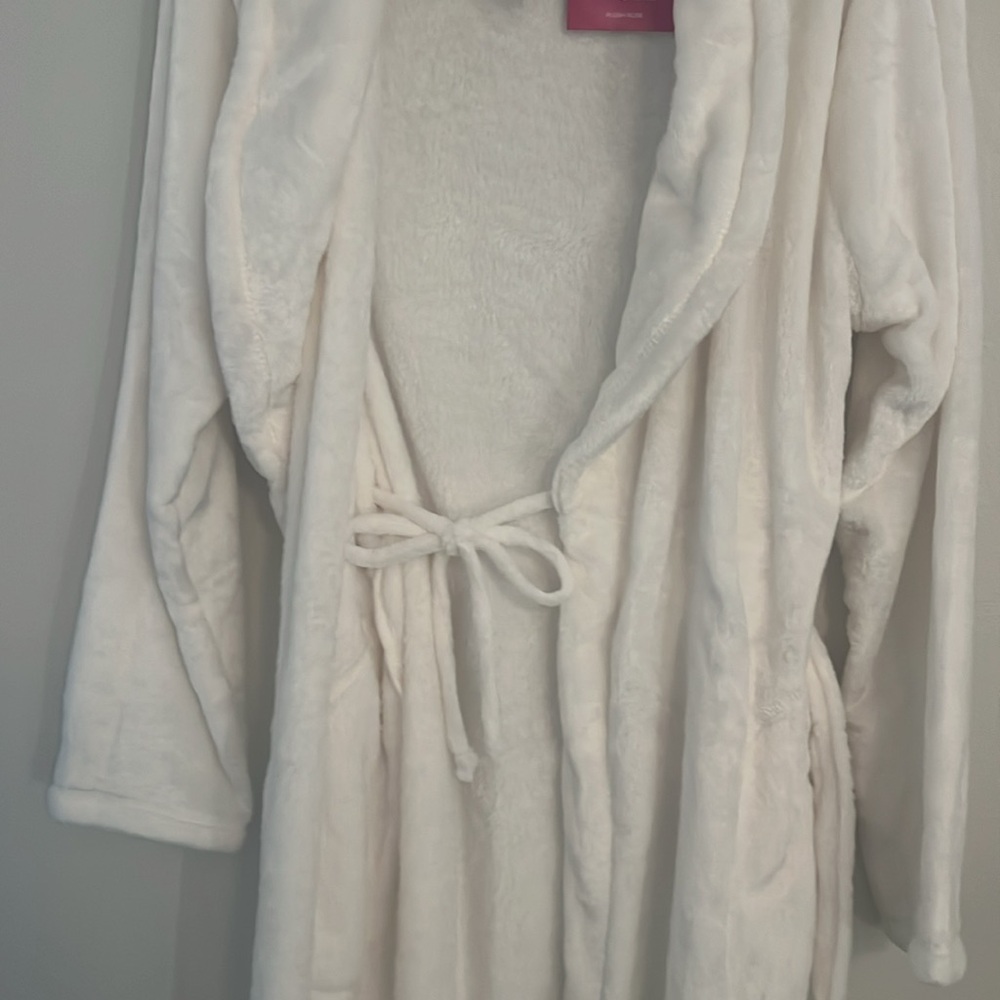 NWT Kim Rogers Plush Robe Size Small ivory/white
SOFT & COZY - Picture 5 of 8